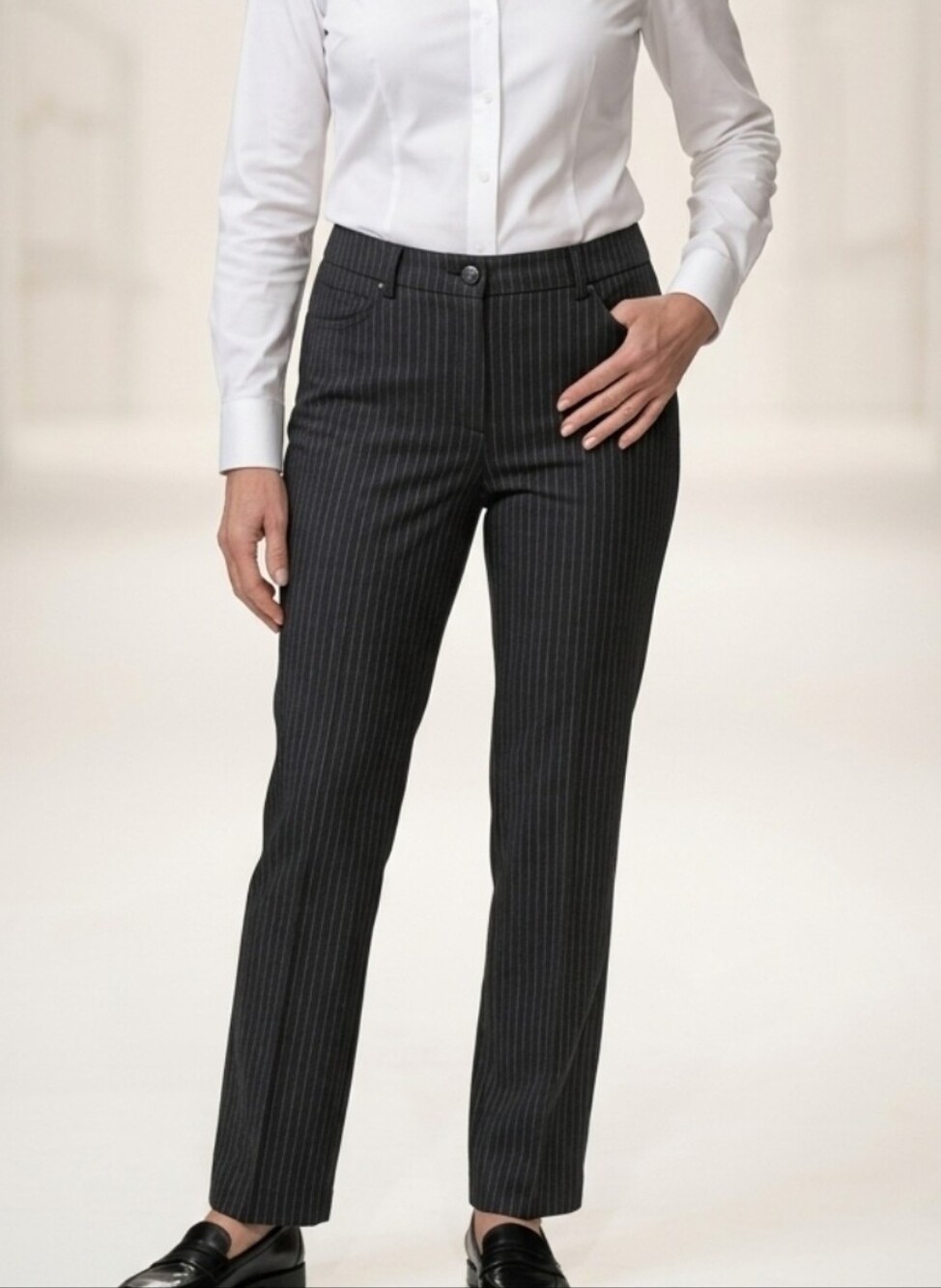 NWOT Ladies DKNY Black Pinstripe Jeans straight Pants